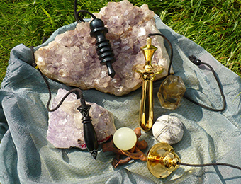 Verschiedene Pendel für energetische Behandlungen